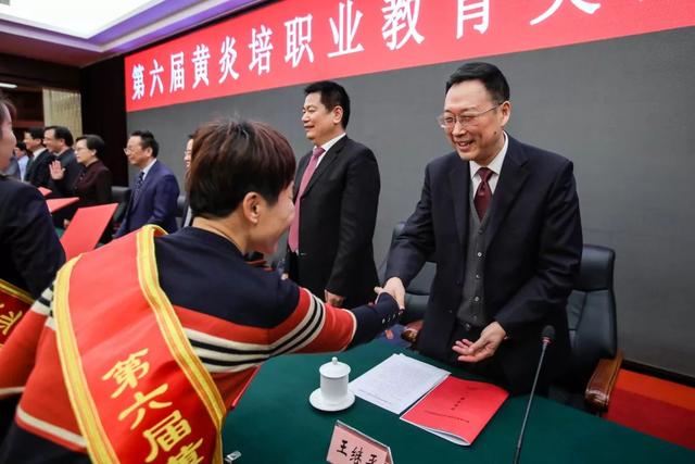 黃炎培職業(yè)教育獎揭曉，向獲獎?wù)咦ＹR！