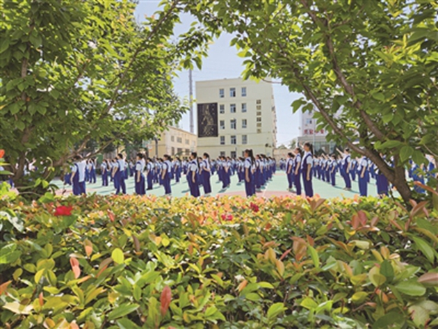 靈寶職業(yè)中等學(xué)校的學(xué)生正在學(xué)校操場上做著體操。調(diào)研組成員們被這些祖國花朵們釋放出的朝氣蓬勃的精氣神所打動。本報特邀委員記者 黃宇光 攝.jpg