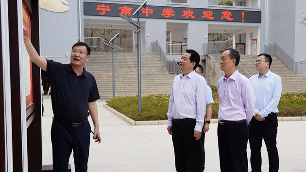 蘇華一行來(lái)到寧南中學(xué)北校區(qū)，詳細(xì)了解我縣教育發(fā)展情況。_副本.jpg